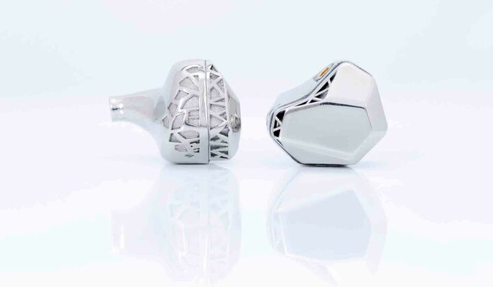 「Maverick Ti 」SPEC●ドライバー構成:6ドライバー（Low ［ダイナミック型］＞x 1, Low／Mid x 1,Mid x 1,High x 2+ 1［Custom Semi-open BA For T.F.A.T］●周波数特性：20Hz-20kHz●入力感度：120dB SPL/mW●インピーダンス：28Ω●イヤホン端子：MMCX 端子●入力端子：3.5mm ミニ端子●ケーブル長：約122ｍm ￥131,450