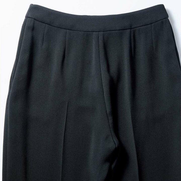 「ヴァレンティノ」のストレッチクレープパンツのクローズアップカット