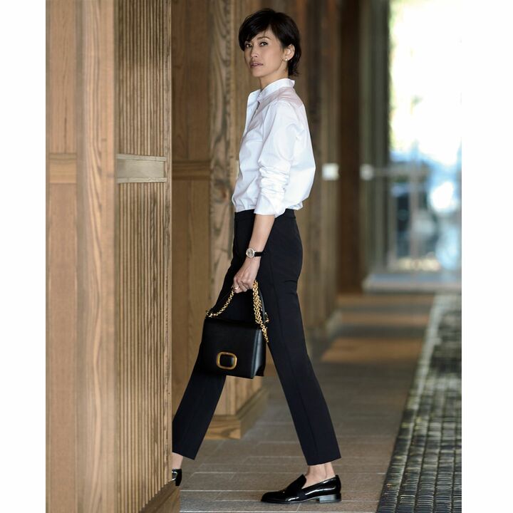 ウエスト周りはベルトループもなく、いたってシンプル。ストレッチのきいたポリエステルのハリのある素材感と縦に伸びるストレートラインが自慢です。スティックパンツ￥43,000（サン・フレール〈エルマンノエルマンノ シェルヴィーノ〉）、シャツ￥35,000［参考価格］（アマン〈フィナモレ〉）、ピアス￥400,000・リング￥395,000（フレッド）、時計￥1,300,000（LVMH ウォッチ・ジュエリー ジャパン　ゼニス〈ゼニス〉）、バッグ￥296,000（ロジェ・ヴィヴィエ・ジャパン）、靴￥95,000（J.M. WESTON青山店）