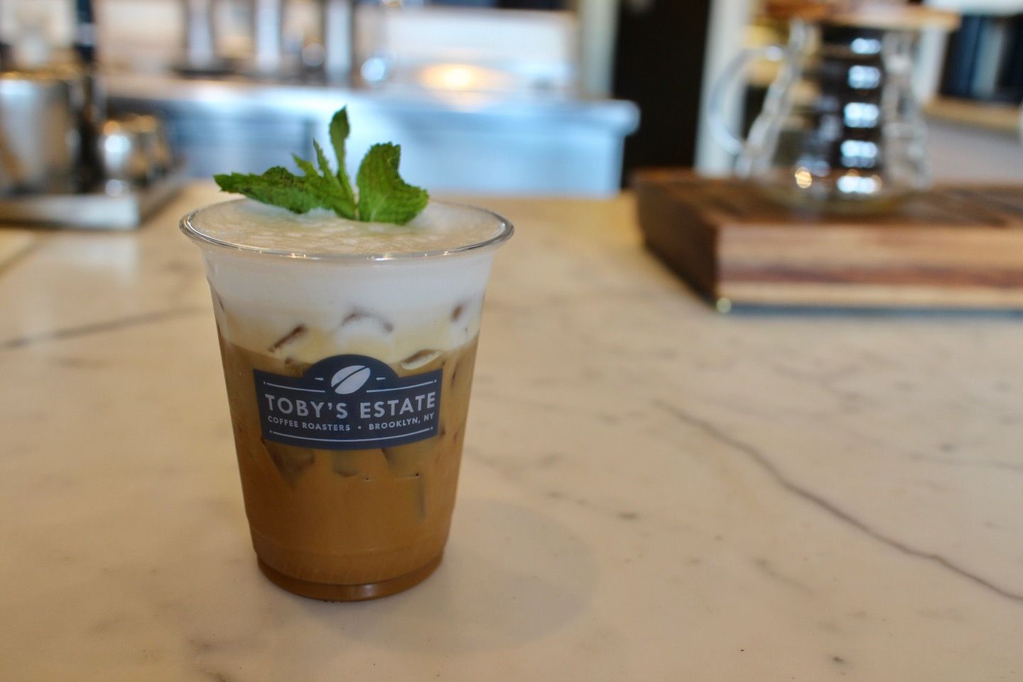 これからの季節に人気なのは、フレッシュなミント入りのコーヒー、夏季限定のMint Julep($4.50)