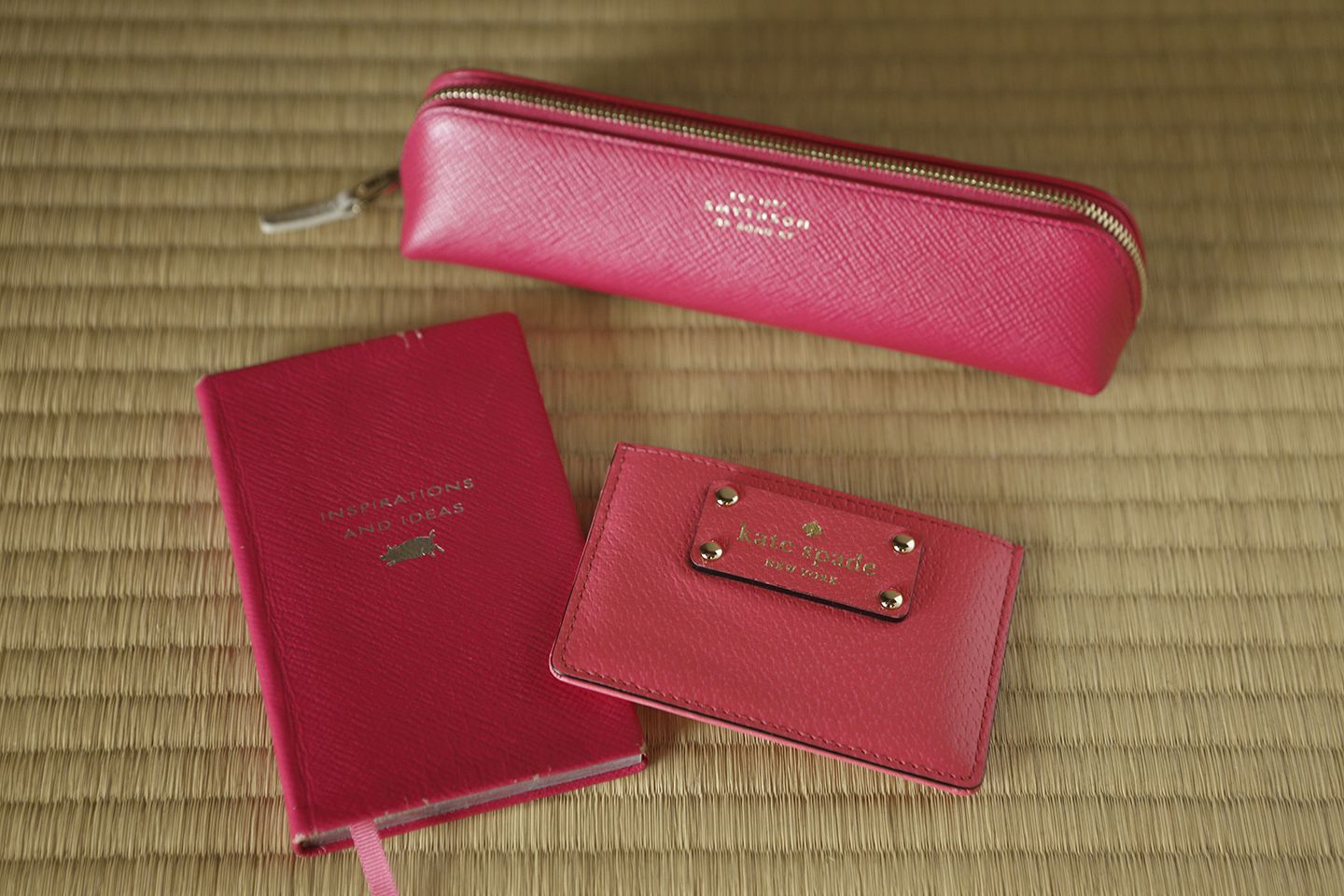 鈴鹿さんが毎日持ち歩く手帳や筆記用具。思いついたことはすぐにメモを取り、業務に活かしてるそう
