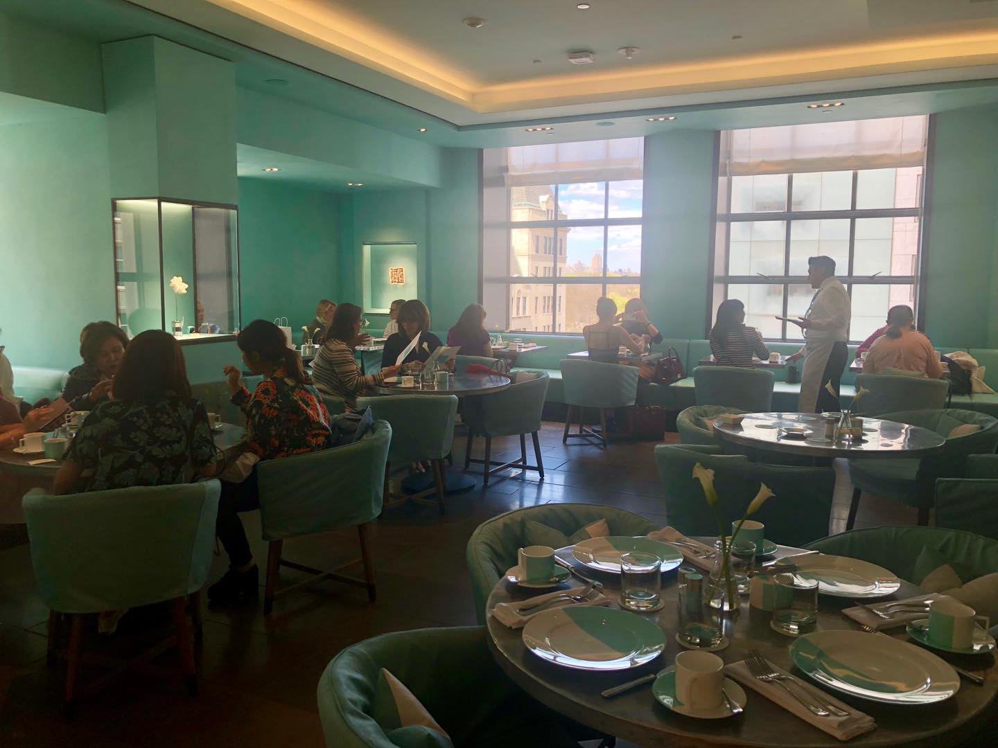 「The Blue Box Cafe」のエントランスから覗いた店内