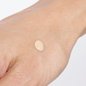 【リキッドタイプ】 少量でカバー効果あり。米粒くらいが適量。薄くのばすだけで十分なので、足りなかったら足す、くらいの少なさにしておくのが厚塗りにならないポイント。