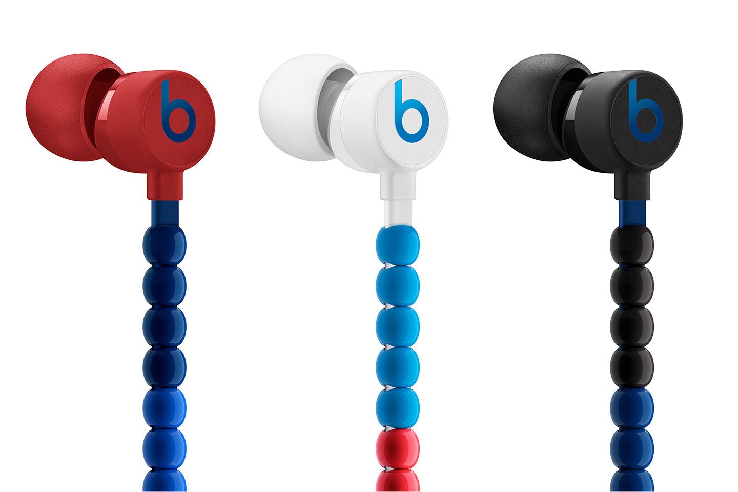 イヤフォン「Beats×sacaiスペシャル・エディション」¥14,800(税抜)【カラー】バーンレッド、ピュアホワイト、ディープブラック【販売店】apple Online Store、アップルストア、sacai、Dover Stree tMarket Ginza ※Apple Store Online価格