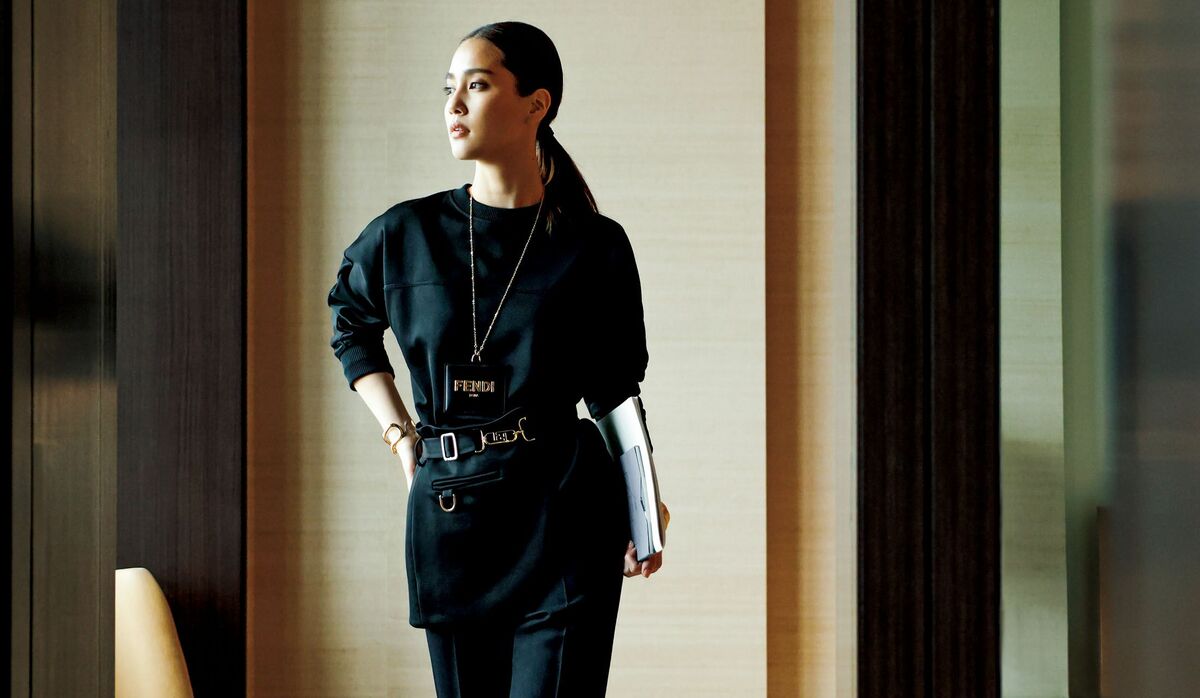 スタイリッシュな「フェンディ」のスウェットトップスを、アクセサリー