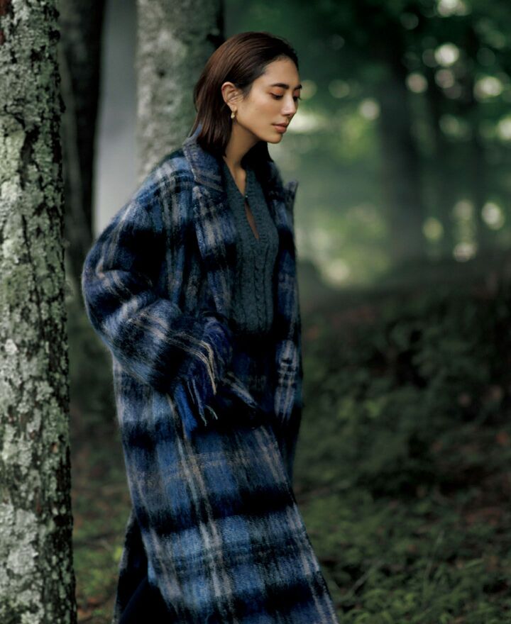 ロエベのウエアを着用したモデルの土屋巴瑞季さん