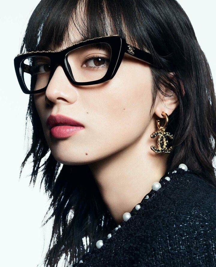 「シャネル」2025年春夏アイウェアキャンペーンに登場した女優の小松菜奈さん
