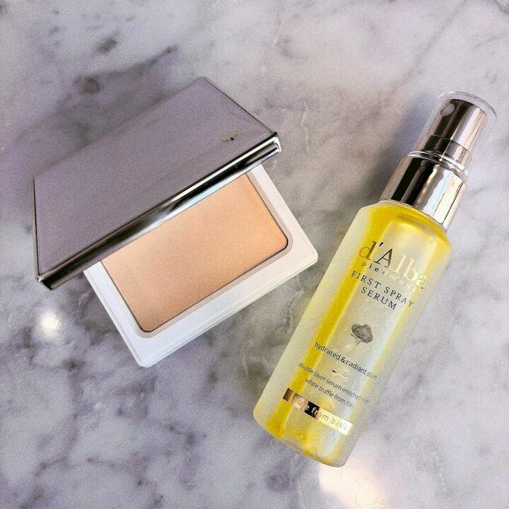 左から、ダルバ ホワイトトリュフファーストスプレーセラム 100ml ￥2,420、クレ・ド・ポー ボーテ タンナチュレールプードルブラン SPF 25・PA++ 【医薬部外品】 全6色 ￥13,750