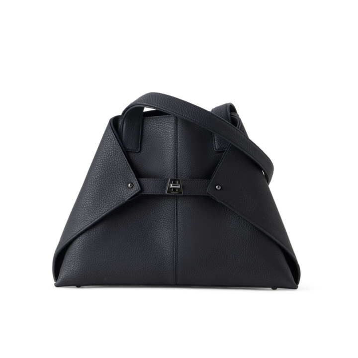 バッグ「アクリス アイ スモールショルダー」￥283,800【サイズ：縦25×横40×マチ10cm、素材：牛革、色：ブラック】