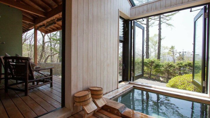 長野県・三室源泉「オーベルジュ つつじとかえで」の別館露天風呂。