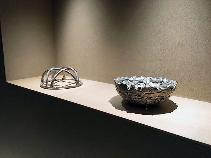「ENSO ANGO FUYA I(麩屋町通 I)」には安藤雅信さんの陶芸作品がギャラリーのように配置されている。