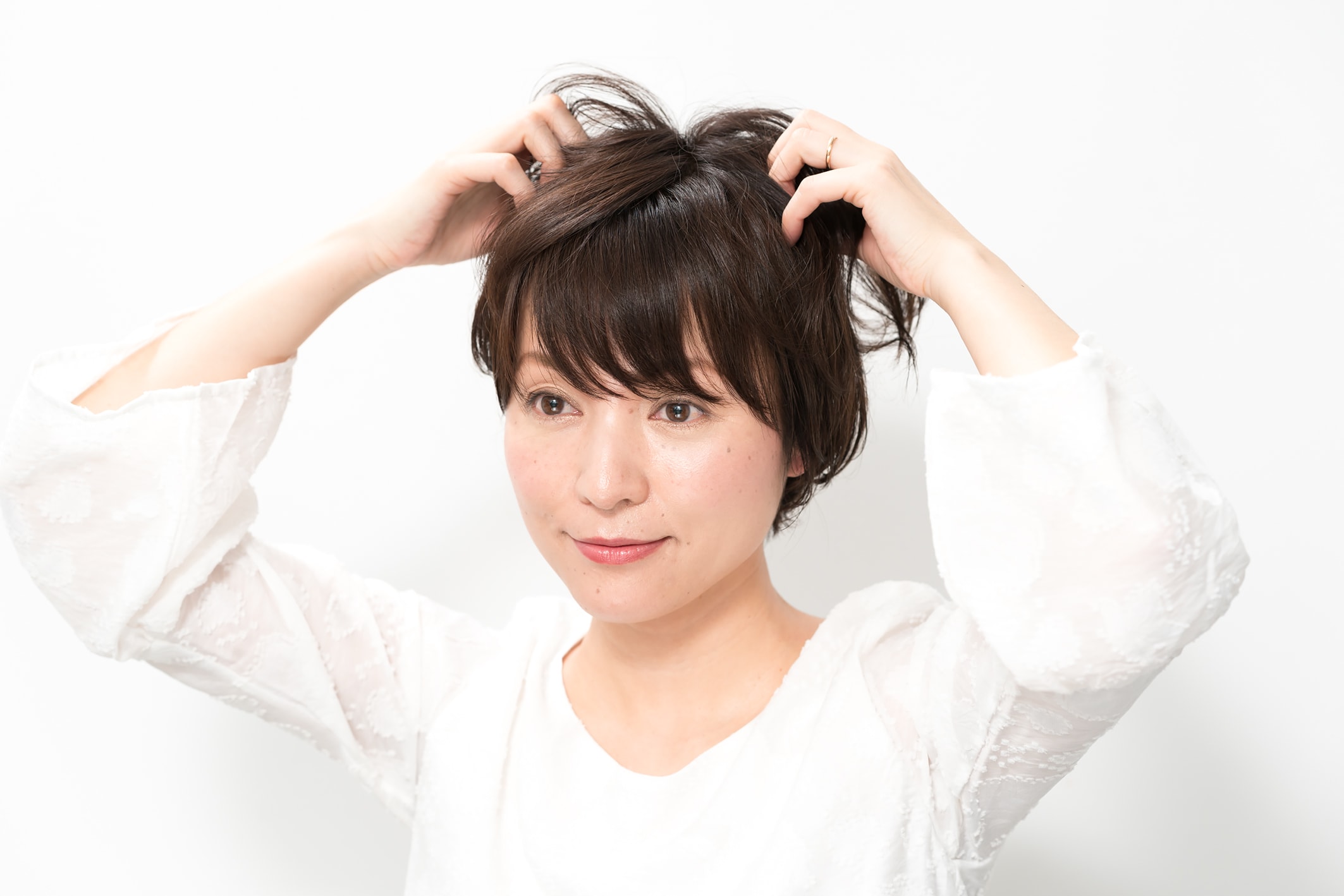 毛先を握るように。