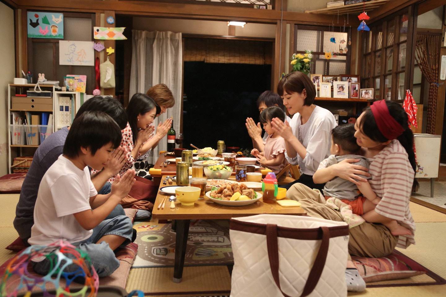 第8話で食卓を囲む朝顔たち ©フジテレビ