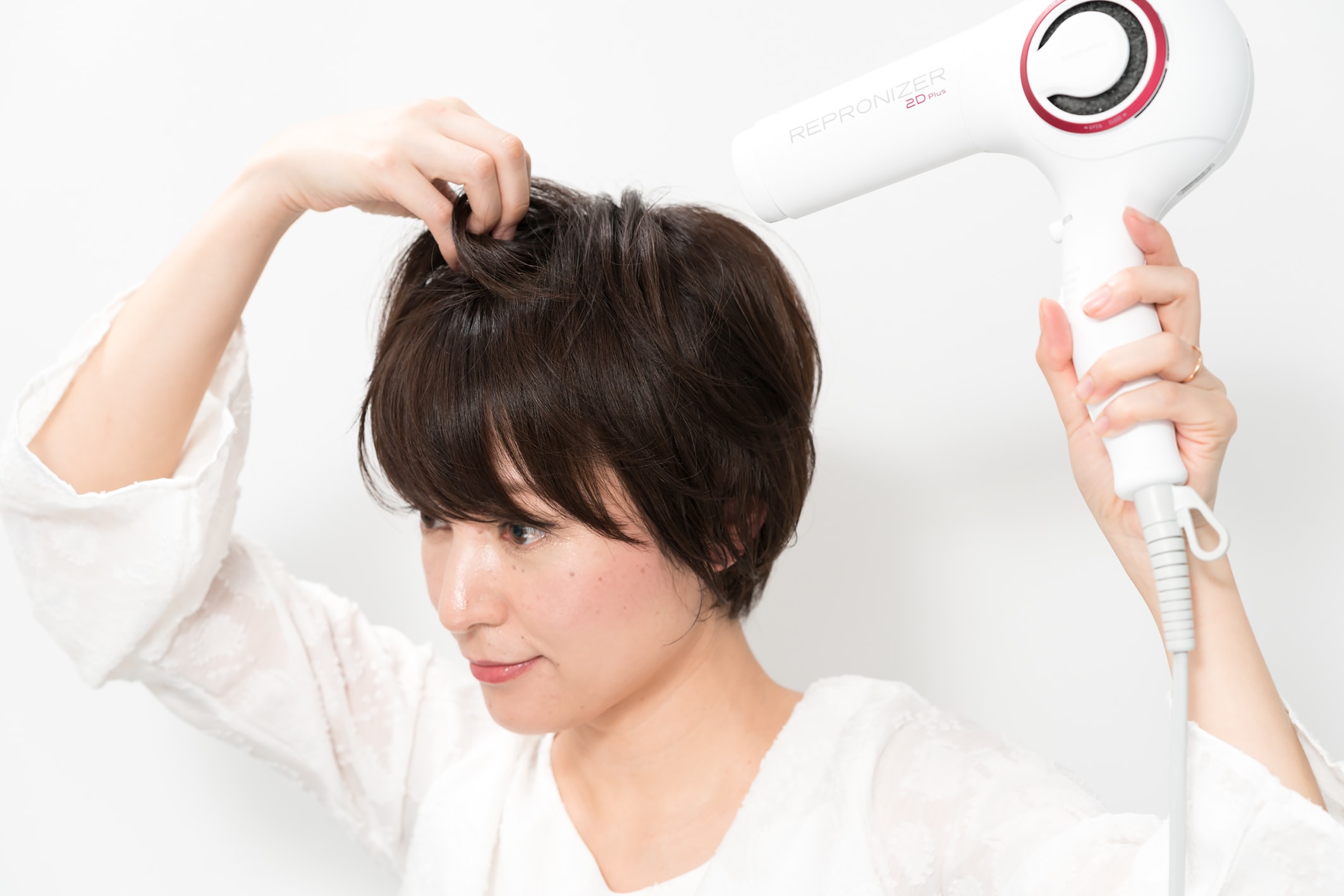 根元にドライヤーを当てて頭頂部の髪を立たせる。