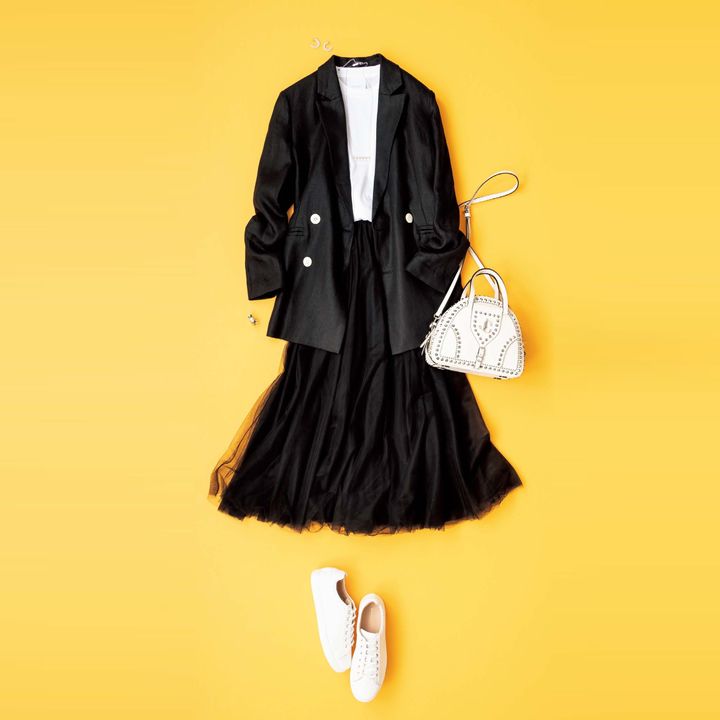 カットソー(スローン)、スカート(アオイ〈ファビアナフィリッピ〉)、ピアス・ネックレス・リング(TASAKI)、バッグ(JIMMY CHOO)、靴(ジャンヴィト ロッシ ジャパン) 撮影/佐藤 彩 BY:『Precious7月号』小学館、2020年
