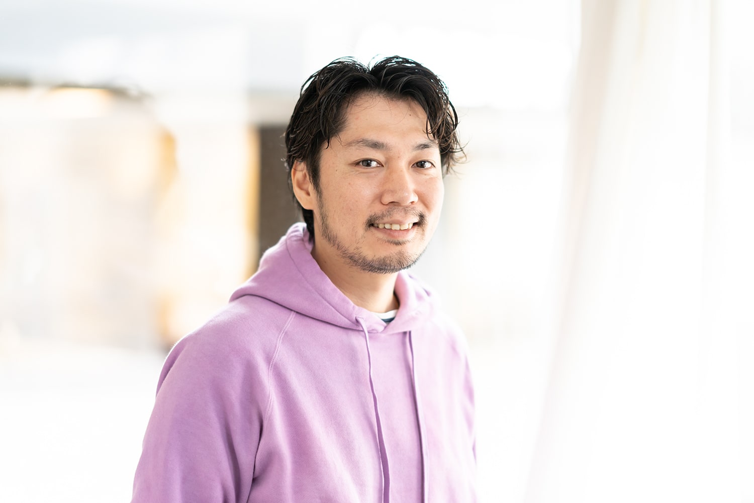 ABBEY副店長・牧島寛季さん。趣味はモノマネ! 新感覚のモノマネ美容師としてお客様に愛されています。「お子さんに大ウケなのが、アンパンマンのジャムおじさんの声マネ。すごく喜んでくれます」