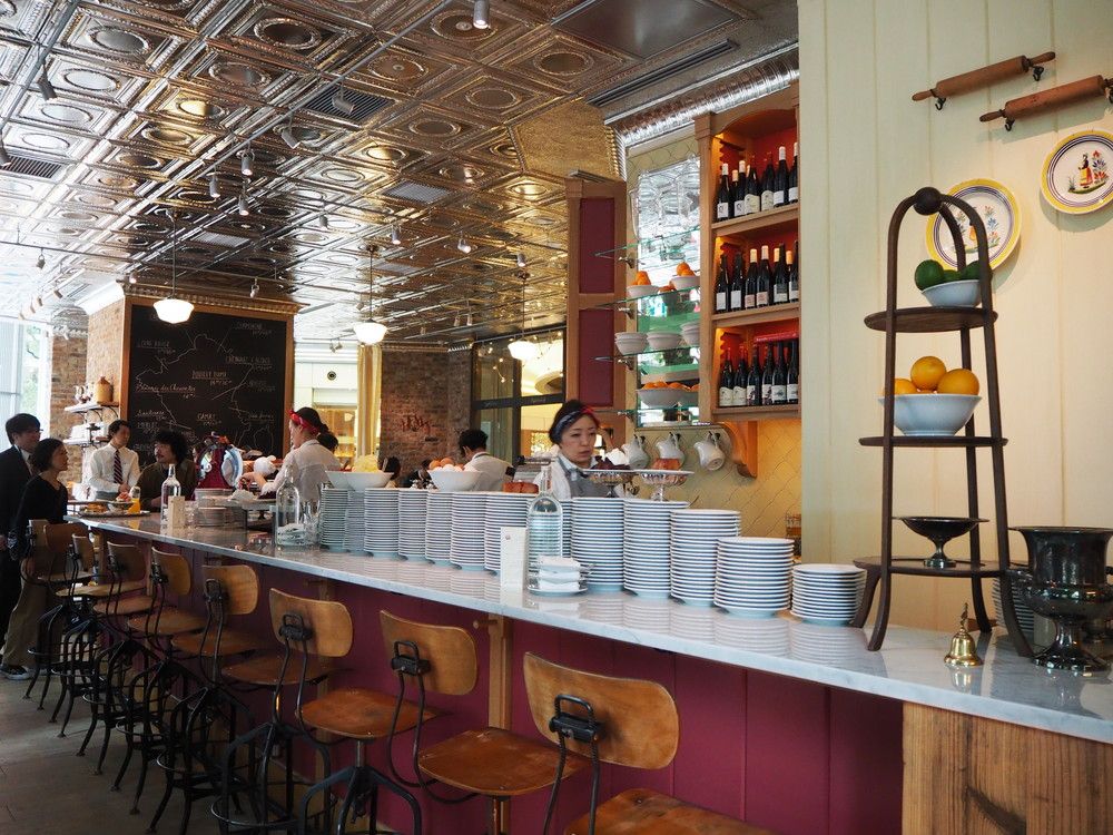 Buvette(ブヴェット)店内の大理石のカウンター