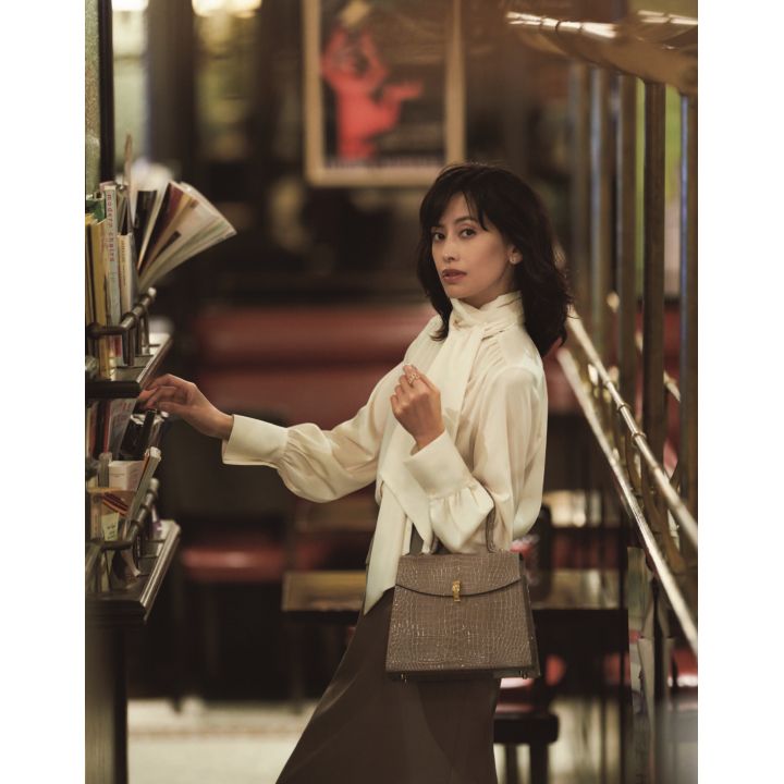 M.filのブラウス. ペセリコのスカート・和光のピアス・リング・バッグ(和光) 撮影/渡辺謙太郎(MOUSTACHE) BY:『Precious12月号』小学館、2019年