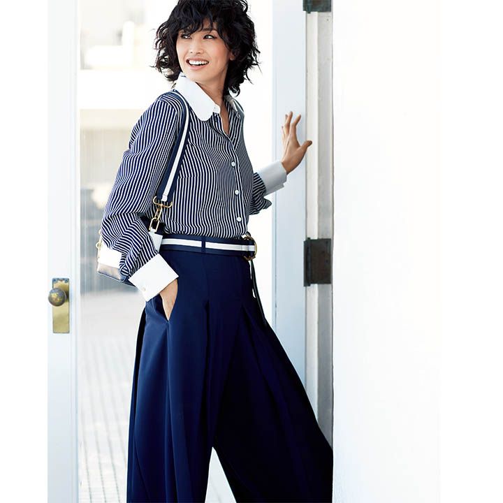 ネイビーのワイドパンツ×ストライプのシャツ