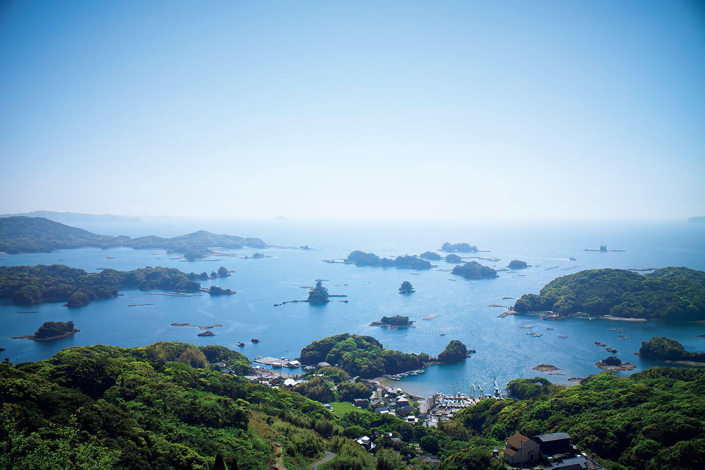 風光明媚な長崎県・九十九島(写真)を始め、三重県・伊勢志摩とミャンマー・ドーメル島に自然環境に配慮した真珠養殖場を保有するTASAKI。 清らかな水質など、真珠にとって最も重要な条件を満たした美しい環境から最高品質の真珠が生まれる。PHOTO:Hiroaki Shinohara