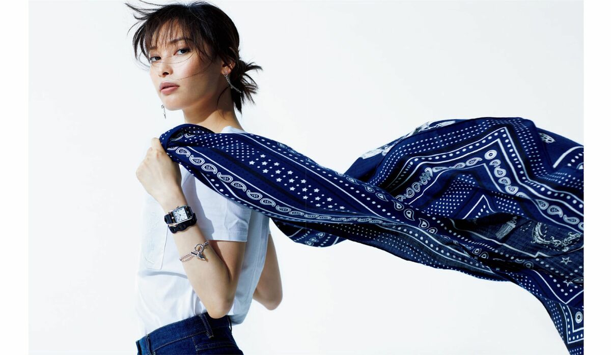 エルメス大判スカーフ 大政絢さんの背後でたなびく、美しいエルメスのスカーフをご覧ください