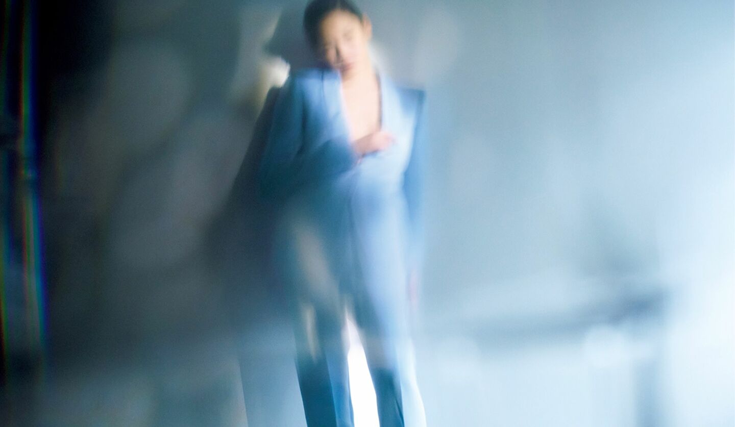 トム フォードのテーラードスーツを纏った大政 絢さん