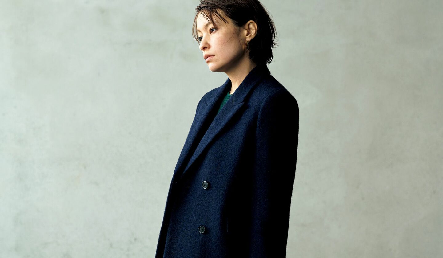 「プラダ」のコートを着用したモデルの太田莉菜さん