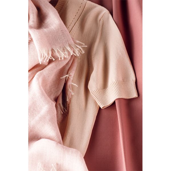 ピンクはこう使う…ストール、ニット、パンツでスモーキーピンクのグラデーションを演出。上品な濃淡が醸す奥行きによって自然に着こなしになじみます。
