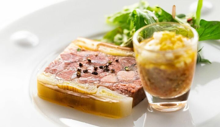 鳥取和牛オレイン55のスネ肉、和牛頬肉とタン・田中農場の白ねぎのテリーヌ ソース・グリビッシュ