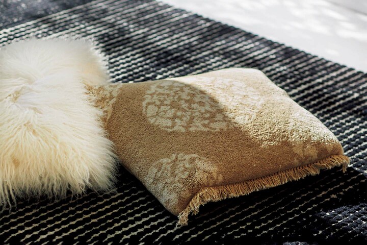 クッション 左から／チベットラムのぬいぐるみのような毛並みに癒やされる。￥60,000（トーヨーキッチンスタイル）、中国のクラシックな絨毯づくりの伝統をモダンに蘇らせたもの。「蓮団花文氈（はすだんかもんせん）」￥73,800（MUNI 南青山本店）、ラグ 「マハラム セミスラグ」￥445,000（ハーマンミラーストア）　[Precious2019年2月号116ページ] 　