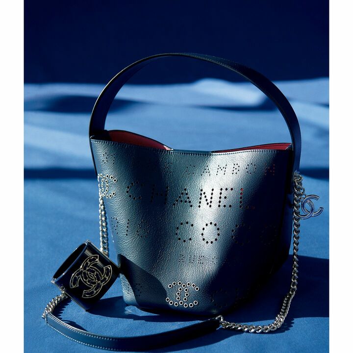 ブレスレット￥144,000・バッグ［縦19×横21×マチ13cm］￥359,000（シャネル）　[Precious2019年4月号136ページ]