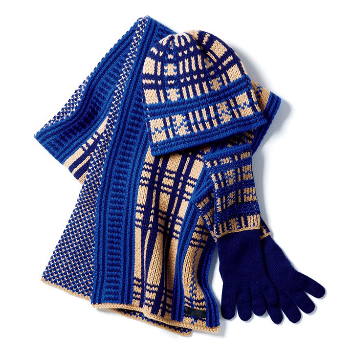 ニットマフラー￥130,000【長さ195×幅30cm】［カシミヤ100％］・帽子￥46,000［カシミヤ100％］・グローブ￥42,000［カシミヤ100％］（エルメスジャポン）　[Precious2019年1月号84ページ]