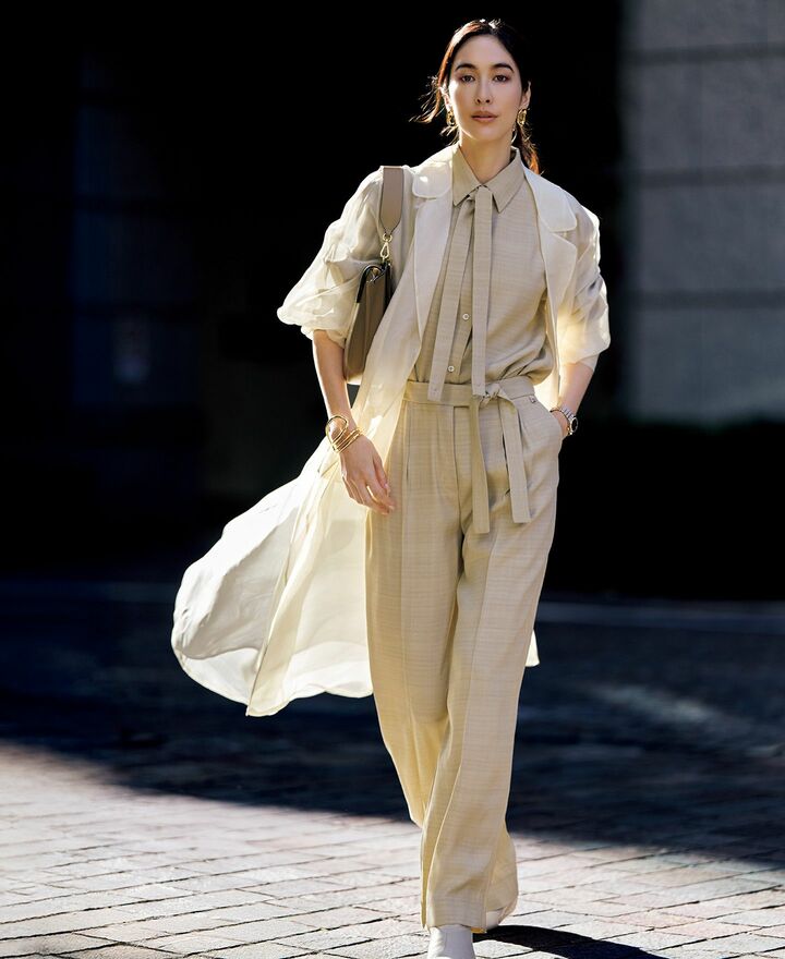 ヘルノのパンツを着用したモデルの立野リカさん