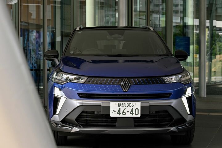 多様なライフスタイルに対応するコンパクトSUVとして登場した新型「キャプチャー」。フランス国旗のトリコロールを想起させるブルーの車体が美しい。