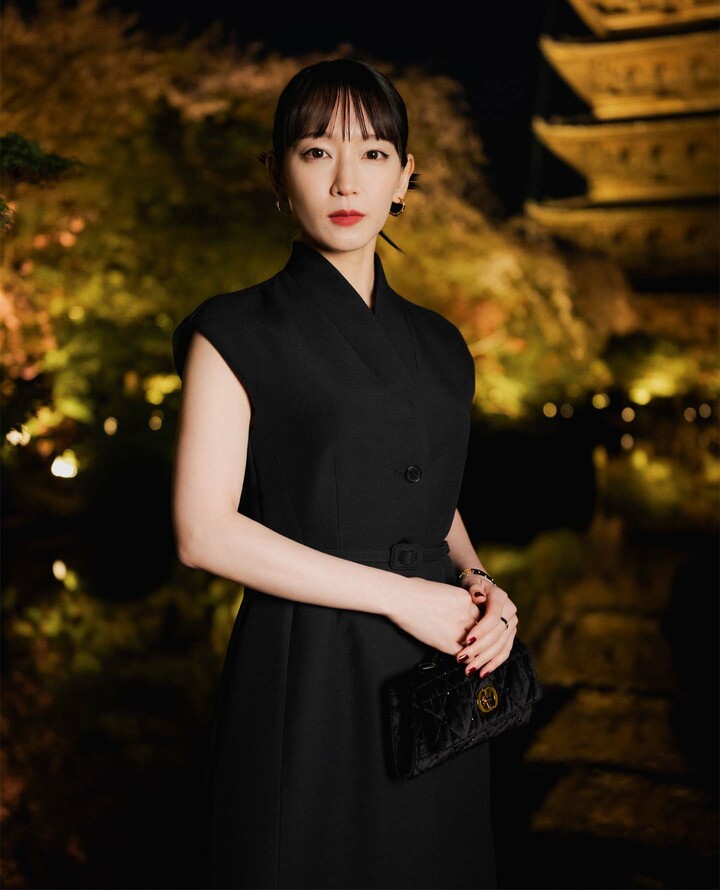 京都・東寺の日本庭園にて発表されたディオールの「2025年フォール コレクション」に来場した女優の吉岡里帆さん