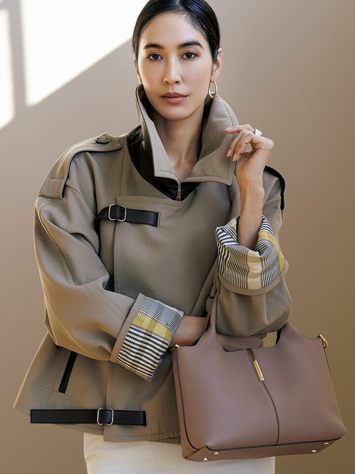 トッズのブルゾンを着用したモデルの立野リカさん