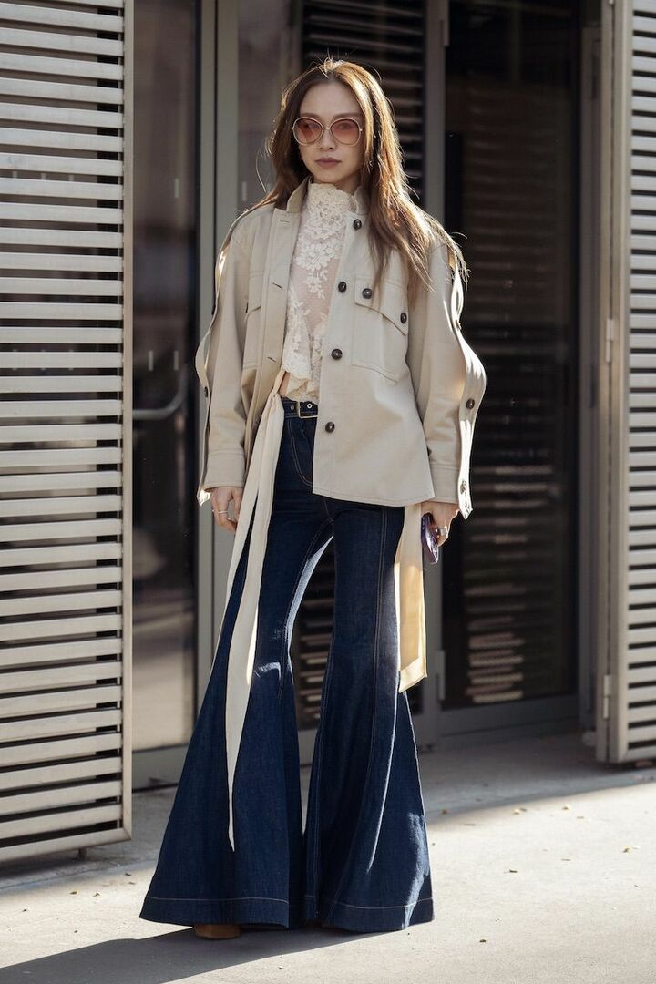 透け感のあるサングラスやワイドフレアデニムが70sなムードを醸します。