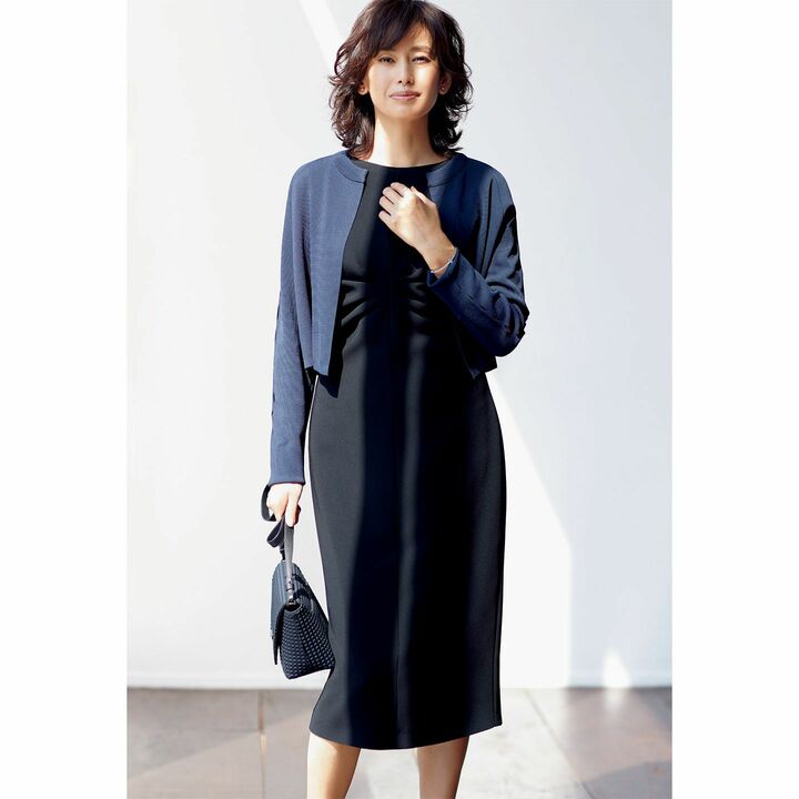 素肌に心地いいなめらかな肌触り。袖に配した装飾的なスリットからのぞく肌が、エレガントな印象。スポーツマックスのカーディガン￥68,000［レーヨンナイロン］・マックスマーラのワンピース￥68,000（マックスマーラ ジャパン）、ピアス￥1,780,000・ブレスレット￥695,000・リング￥295,000（ティファニー・アンド・カンパニー・ジャパン・インク）、バッグ￥139,000（アクリスジャパン〈アクリス〉）