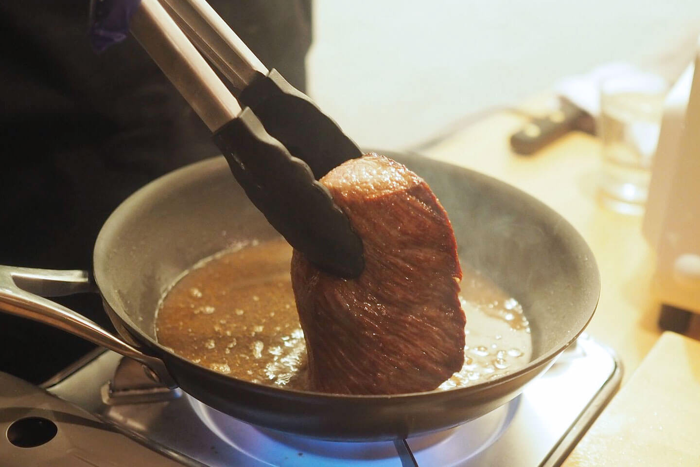 今回は牛脂で火を入れています。