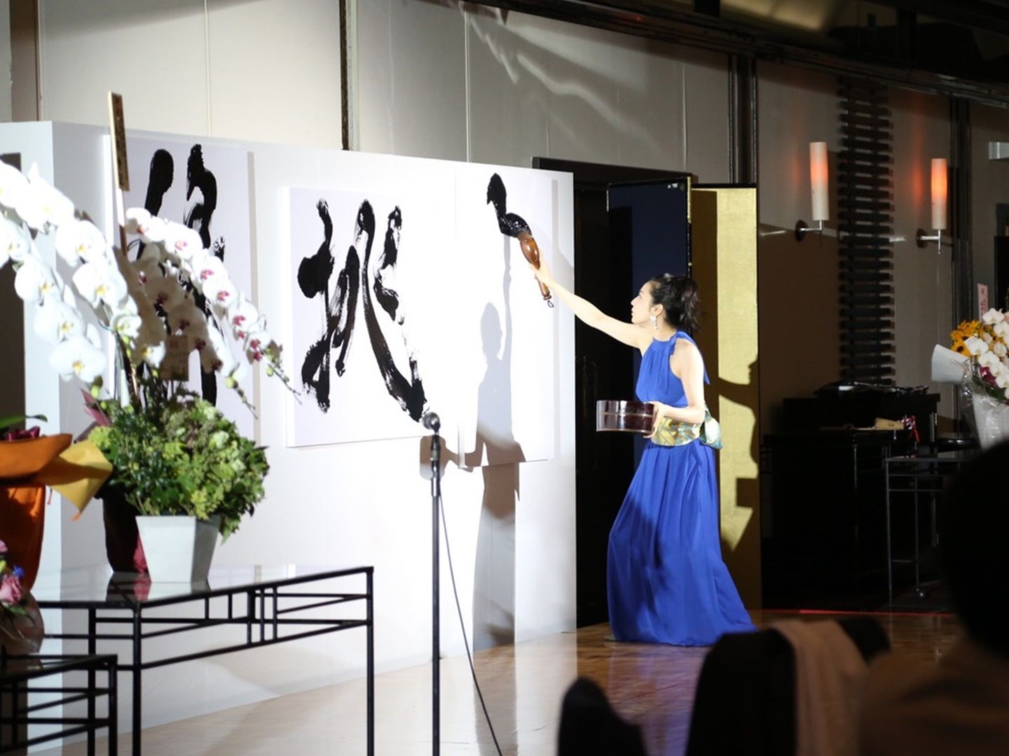 岡西佑奈さんが「縁」「挑」「天」の3文字の書をしたためている様子
