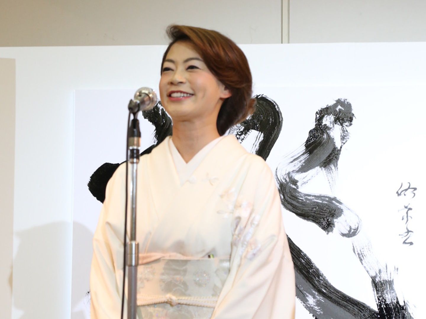 安田さんが勤続25周年パーティーで笑顔でお客様にご挨拶している様子