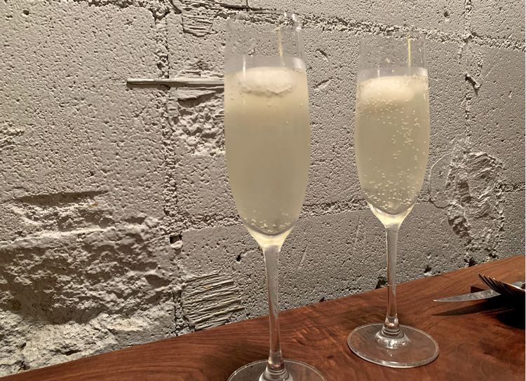 レモンシャーベットが入った『グラニテ・スプマンテ』650円(税抜)。食事の後に立ち飲みスペースでお酒を飲んでいく人も