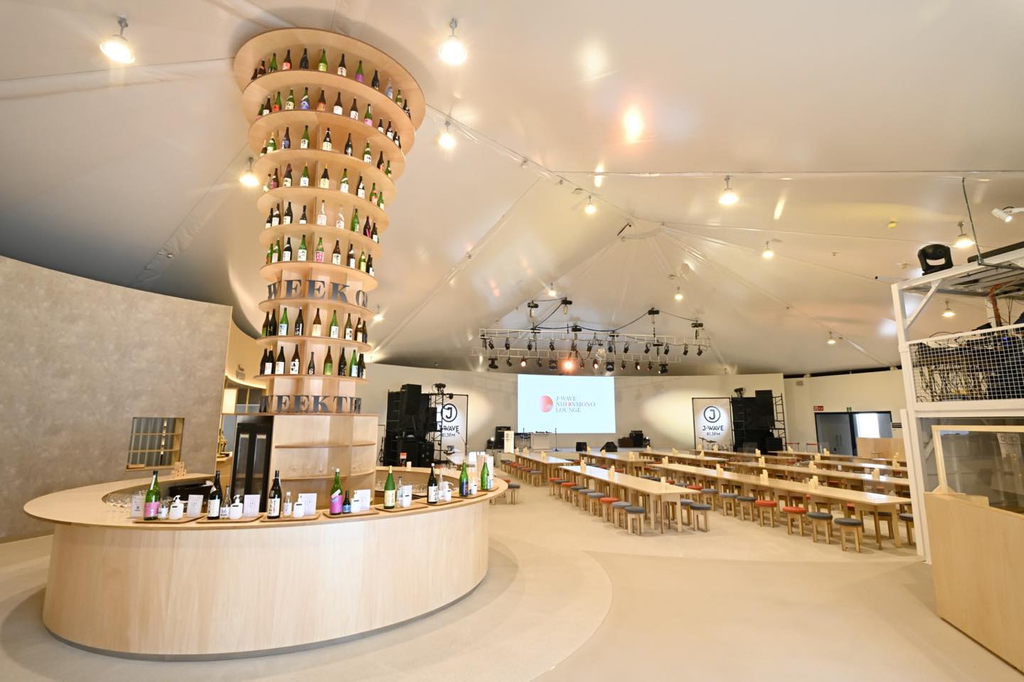会場にそびえる日本酒タワー。全国の銘酒159蔵が大集結!