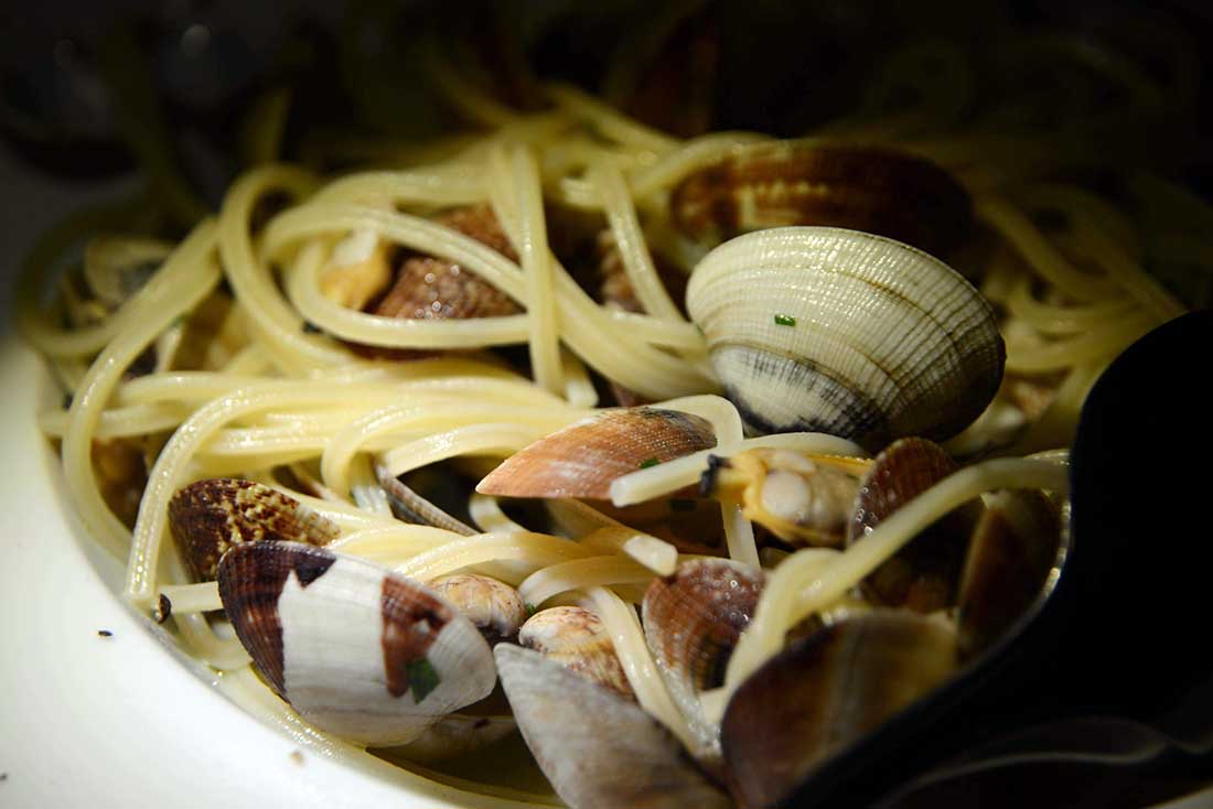 ヴェネツィアで食べたいアサリのスパゲッティ。オリーブオイルたっぷりで乳化させるのがヴェネツィア風の食べ方。