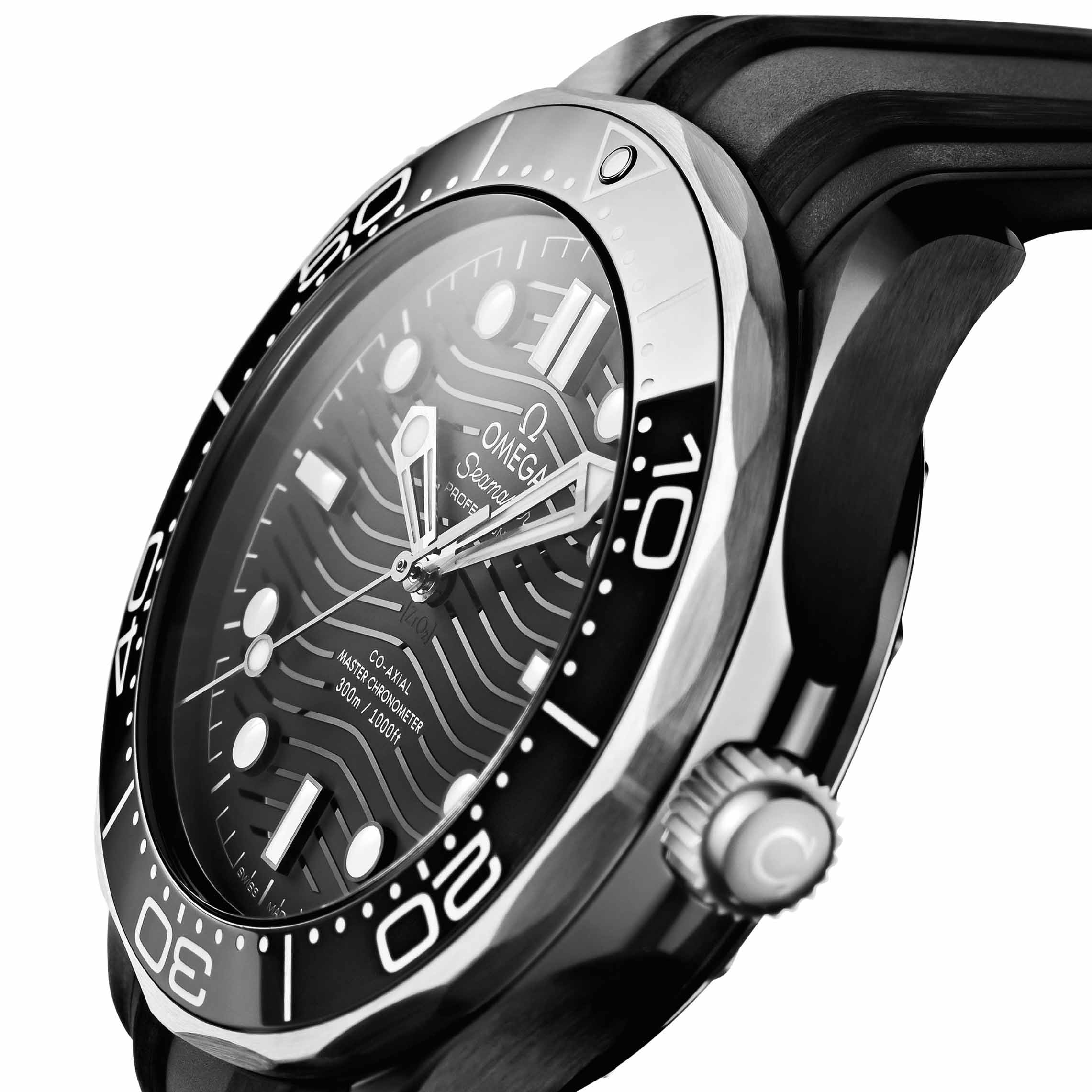 初代モデルのスタイルを受け継ぎながらも最新の素材によって、よりシャープかつ端正に整えられている。