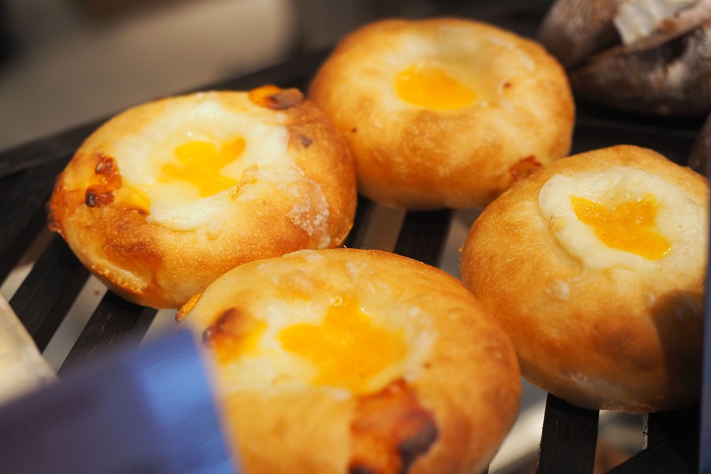 とろける2種類のチーズにベシャメルソースをのせて焼き上げた「チーズチーズ」¥250