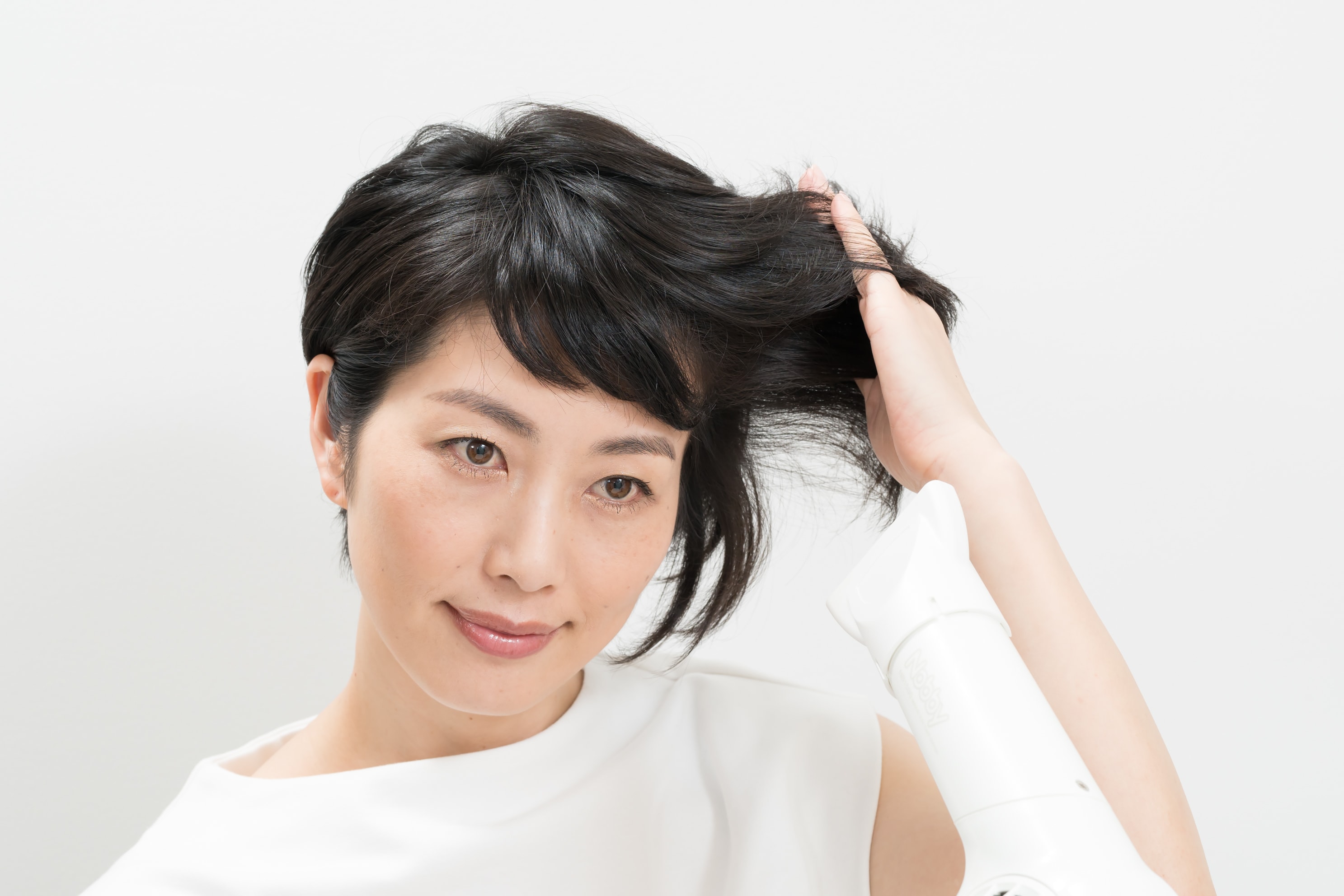髪の短い方も、長い方もどちらも髪の根元から引っ張るようにしてドライヤーをあてます。