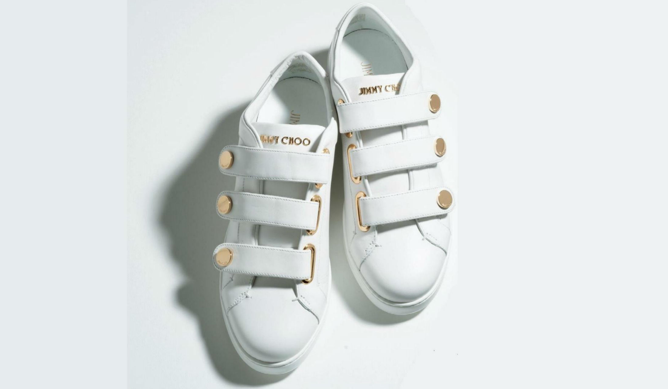●名品データ 『NY』¥72,000(JIMMY CHOO) 素材:カーフレザー サイズ展開:34~40(イタリアサイズ) 色展開:カーフレザー素材の白のほか、スエード素材の黒もある。