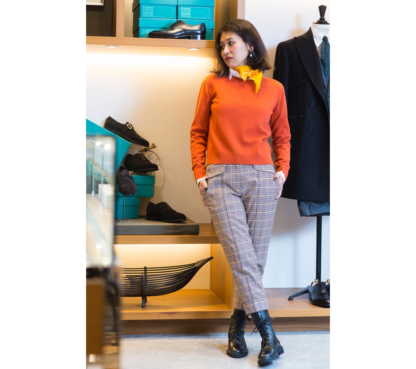 アリクアムのシャツ¥19,000・パンツ¥38,000・クルチアーニのニットトップス¥56,000・デスティンのスカーフ¥26,000・ハムの両耳セットのピアス¥94,000・ヴェロニク ブランキーノのブーツ¥93,000(ストラスブルゴ)