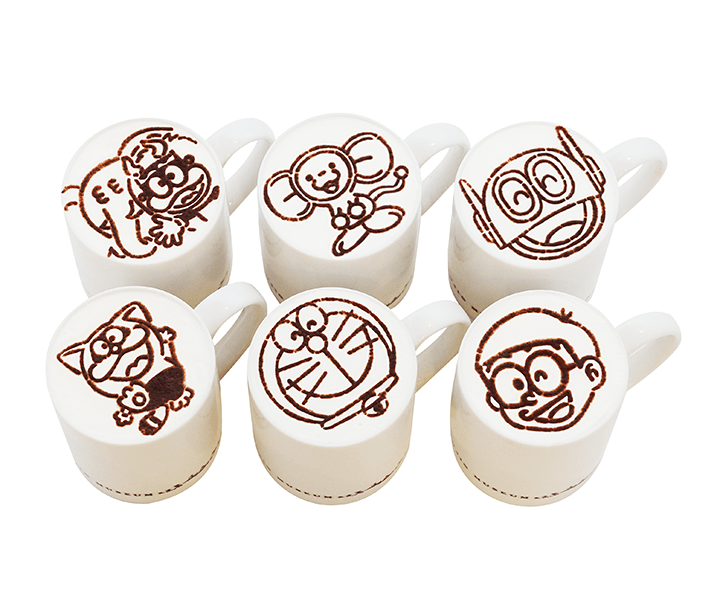 どの絵柄になるのかはテーブルでのお楽しみ!オリジナルコースター付き「ラテアートドリンク」 カフェラテ(ホット・アイス)¥580、イチゴミルク(ホット・アイス)¥520、ココア(ホット・アイス)¥630